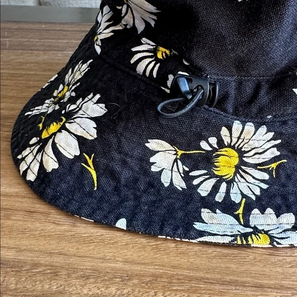 R13 Oversized Daisy Print Bucket Hat - Picture 8 of 8